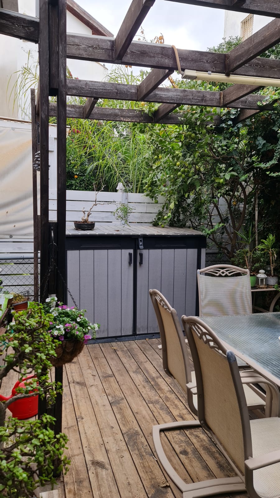 Outdoor seating area in the Givat Sharet cottage
