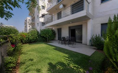 Garden apartment building exterior in a residential neighborhood in Rosh Ha’Ayin
